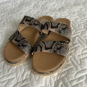 New Vince Camuto Snake Sandal 9